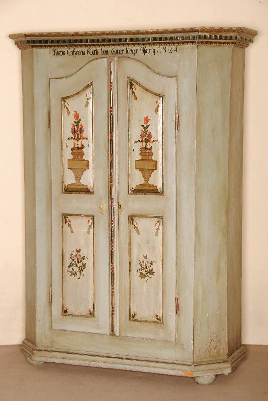alpenlÄndischer Stilschrank, um 1910/20, Datierung 1824 irrefÜhrend, Weichholz, abgeschrÄgte Ecken, TÜren auf Rahmen gearbeitet, bunt bemalt ...