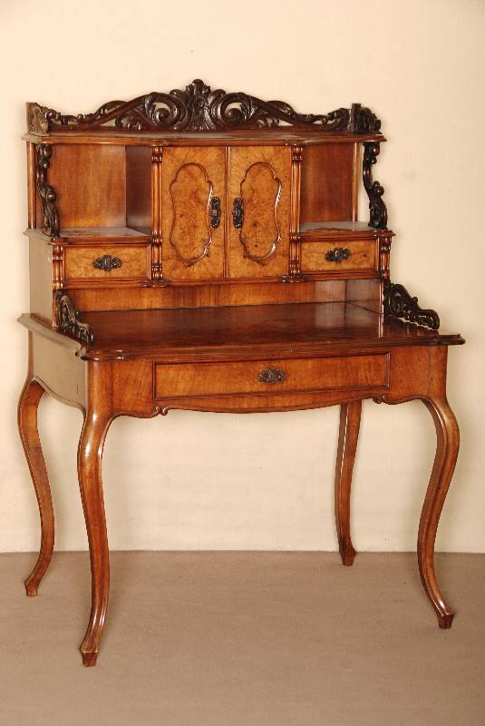Damenschreibtisch, sÜddeutsch, um 1865/70, Korpus Weichholz/Hartholz, sogenanntes 3. Barock, auf Rahmen gearbeitet, Wurzelnußfurnier gespiegelt ...