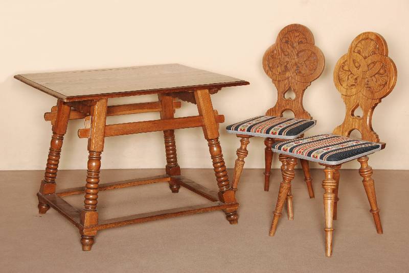 2 BrettstÜhle, Tirol, nach dem Vorbild von 1900/10, spÄtere AusfÜhrung, Eiche massiv, RÜckseite mit reicher Blatt- und BlÜtenverzierung mit ...