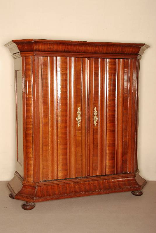 NÜrnberger Flurschrank, sogenannter Wellenschrank, um 1720/50, Eiche und Weichholz massiv, vertikal in Wellen gearbeitet, abwechselnd Eiche ...
