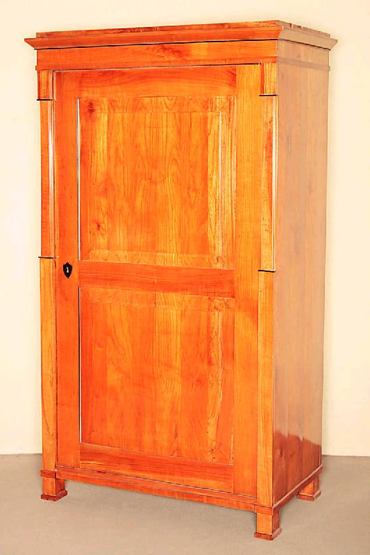 1-tÜriger Biedermeierschrank, Kirschholz massiv, zwei große FÜllungen im TÜrblatt, FÜllungsumrandung ebonisiert, SchlÜsselschild Ebenholz, ...