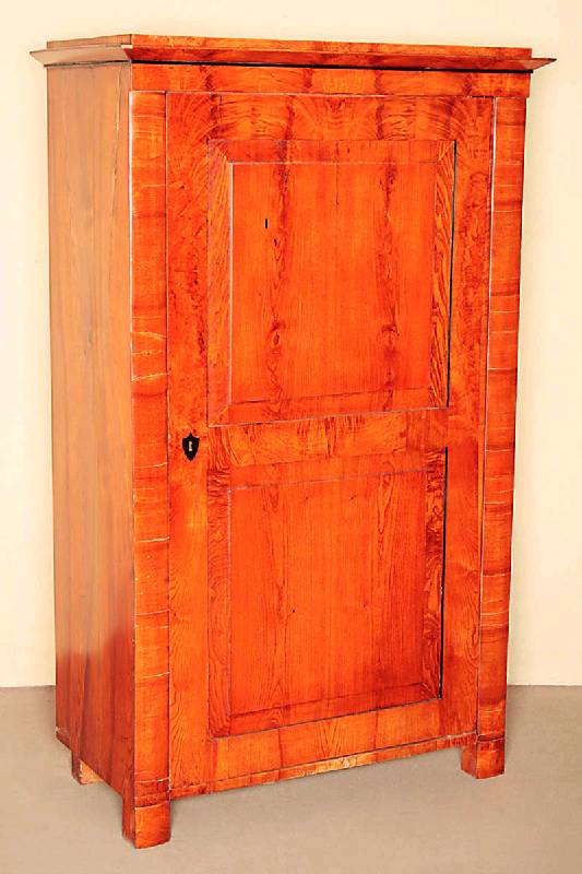 Biedermeier-Schrank, 1-tÜrig, RÜster, auf TÜrblatt zwei sehr schÖne große FÜllungen, SchlÜsselschild ebonisiert, kantiger Korpus mit ...