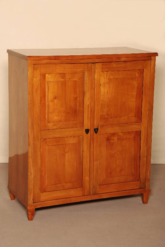 Biedermeier-Halbschrank, Kirsche massiv, 2 -tÜrig, auf den TÜren je zwei FÜllungen, FÜllungsrand ebonisiert, 2 ZwischenbÖden, Platte mit ...