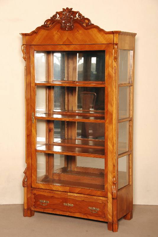 Louis-Philippe-Vitrine, Kirsche, 3-seitig verglast (originale mundgeblasene Scheiben), im Gesims Weintraubenmotiv, Herkunft Rheinland -Pfalz, ...
