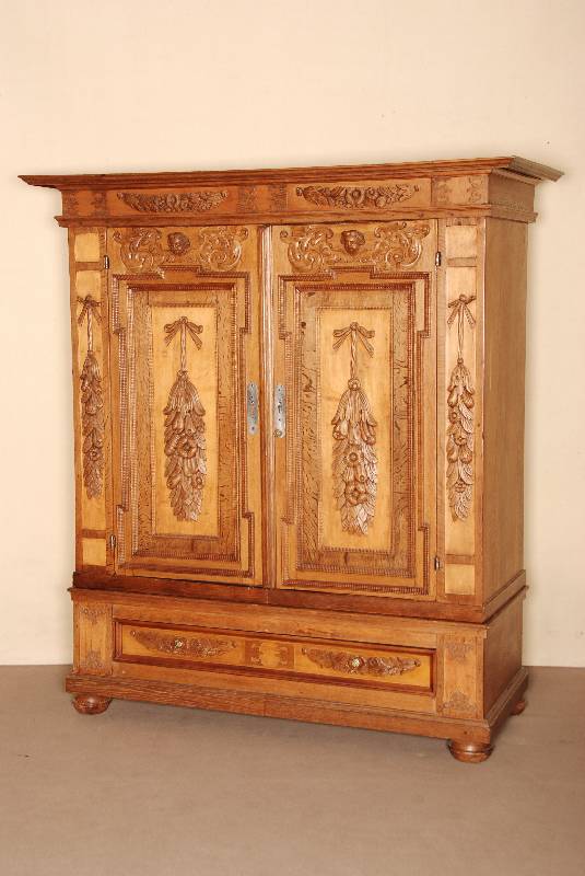 sogenannter Fassadenschrank, sÜddeutsch, um 1870/80, nach Augsburger Vorbild von 1540, Korpus Weichholz und Eiche massiv, reiche Schnitzereien ...