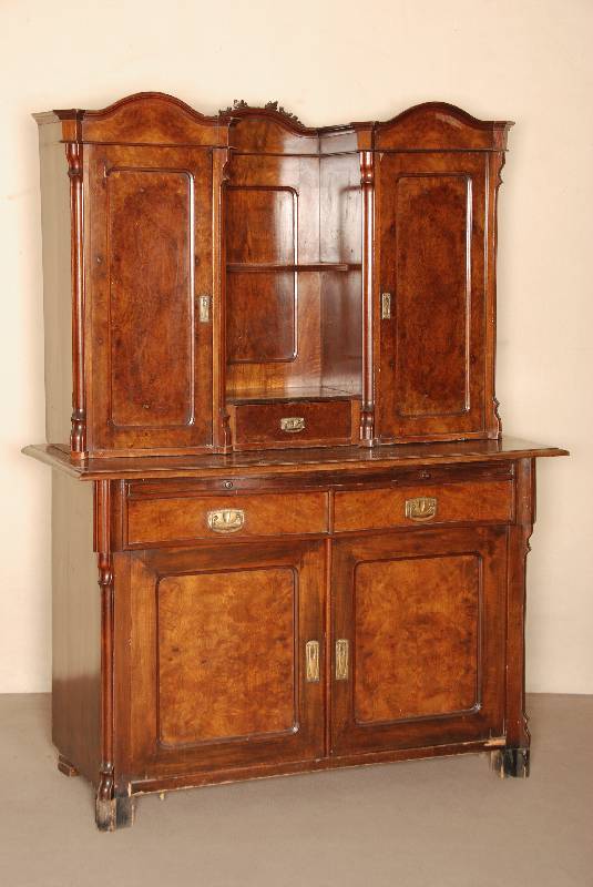 Aufsatzschrank, mitteldeutsch, um 1860, Korpus Weichholz, 3-schÜbig, Pylonen und Mittelteil geschweift, abgeschrÄgte Ecken, dort aufgesetzte ...