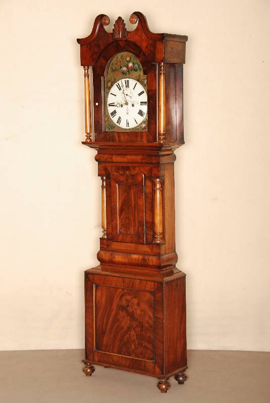 Standuhr, England, um 1825/30, 2-zugig, Ziffernblatt bemalt, SÄulen, Ruinen und bunte Blumen, goldgrundig, bezeichnet E. Wakefield, Gateshead, ...