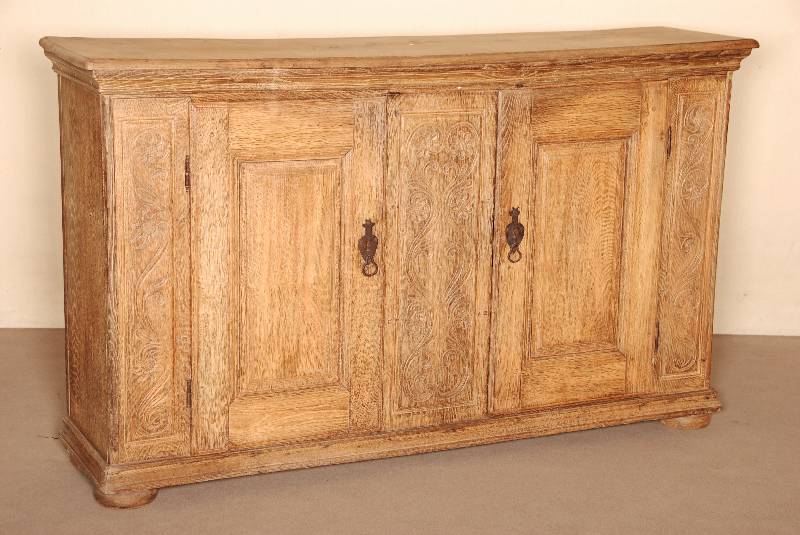 Kredenz, deutsch/wohl ThÜringen, um 1750/1800, Eiche massiv, Mittelteil und Lisenen mit BlÜten- und Rocaillenschnitzerei aus dem Vollholz, Front ...