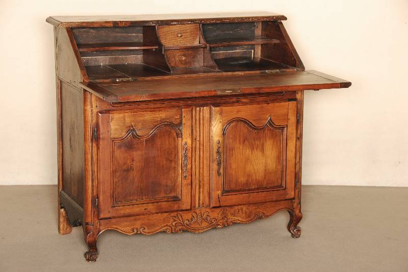 kleines SchreibmÖbel mit SchrÄgklappe, Burgund/Elsaß/Lothringen, 18. Jhd., Nußbaum massiv, z.T. auf Rahmen gearbeitet, 4 AblegefÄcher, 2 ...