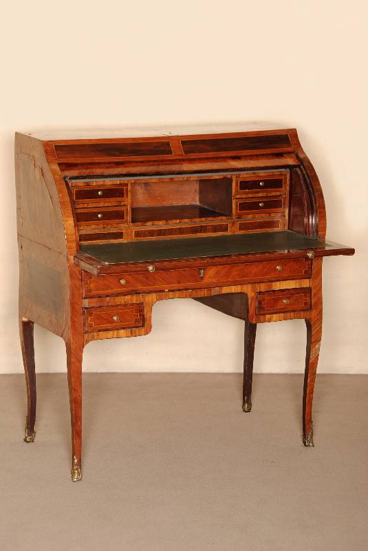 RollensektretÄr, deutsch/sÜddeutsch, um 1790, Korpus Weichholz und Eiche massiv, Nußbaumfurnier, Bandintarsien mit EdelhÖlzereinlagen in ...