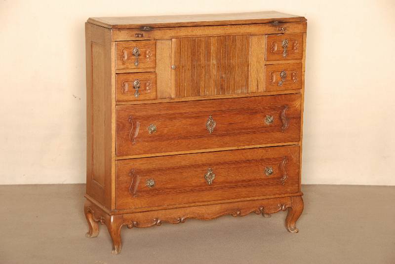 Vielzweckschrank, England, 30er Jahre, im Stil von 1850, z.T. Weichholz bzw. Eiche massiv, geschwungene Beine, Zarge vielfach geschwungen, ...