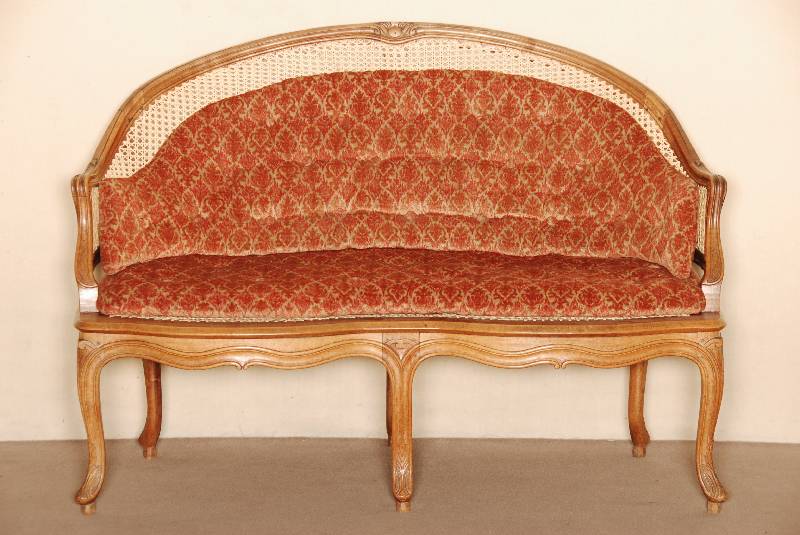 2-sitzer BÄnkchen, deutsch/Frankreich, um 1890, Nußbaum massiv, doppelt geschweift und gerieft, Volutenverzierung, Ansatz von Knospen- und ...