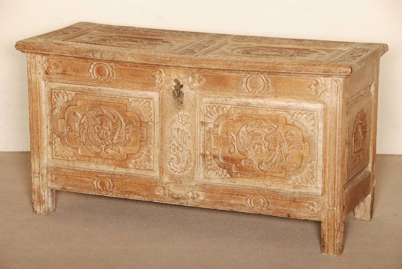 Linnentruhe, sÜddeutsch, um 1750/60, Nußbaum massiv, komplett auf Rahmen gearbeitet, Über z.T. 3 cm dicke Bretter, Inlets und Trageteile reich ...