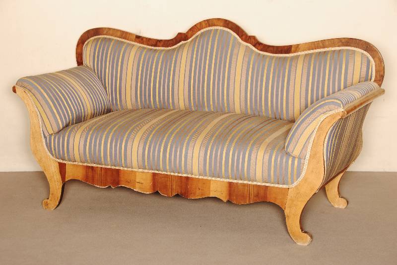 3-sitzer Sofa, sÜddeutsch, um 1835/40, Polsterung z.T. alt belassen, Korpus Weichholz, Wurzelnußfurnier gespiegelt verlegt, allseitig ...