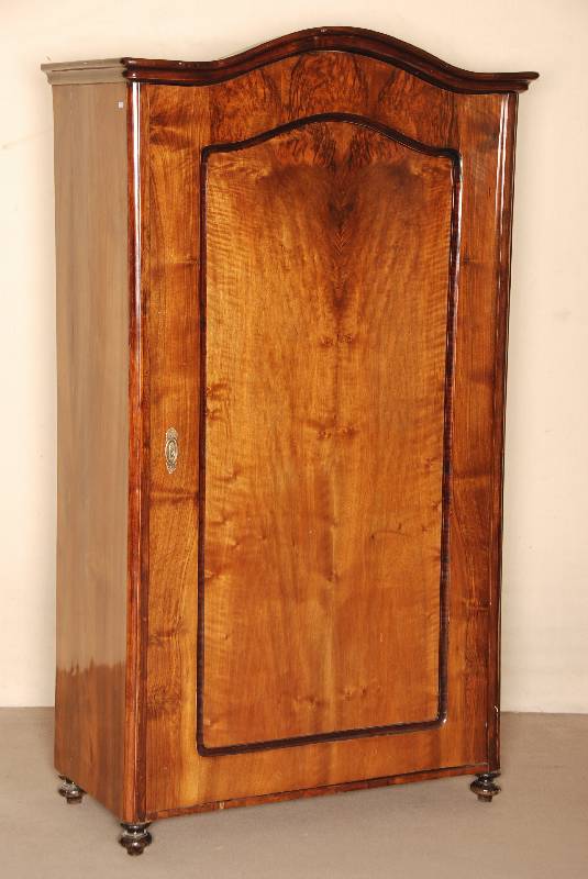eintÜriger WÄscheschrank, deutsch, um 1860, Korpus Weichholz, Wurzelnußfurnier gespiegelt verlegt, sehr schÖnes ausgeglichenes Furnierbild, ...