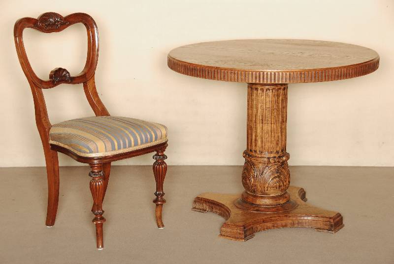 sogenannter Brezelstuhl, sÜddeutsch, um 1860, Nußbaum massiv, reich gedrechselte VorderfÜße, gerieft, Akanthusblattverzierung, RÜckseite mit ...