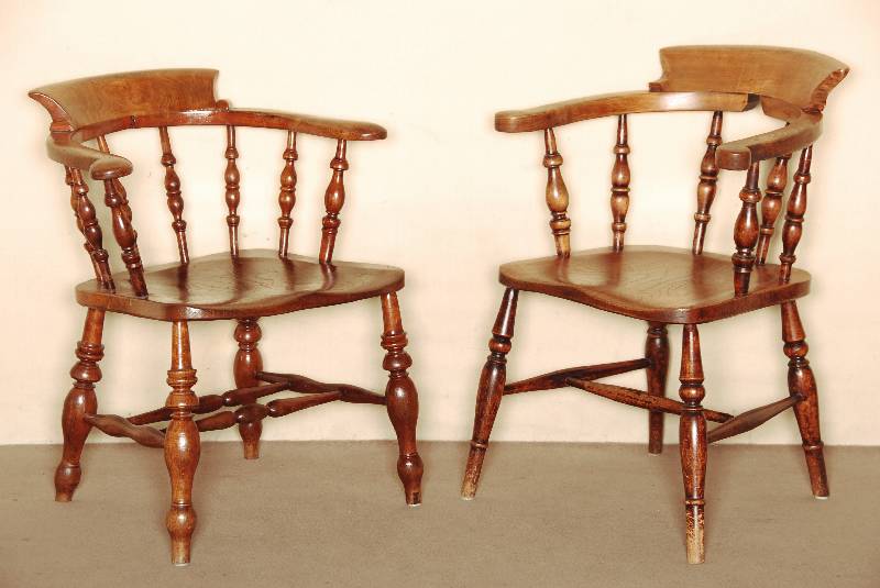 2 ArmlehnstÜhle, Niederlande/Belgien, um 1900/10, Kastanie bzw. Buche massiv, reiche Drechselarbeit, galerienhaft angeordnet, Beine verschrÄnkt, ...