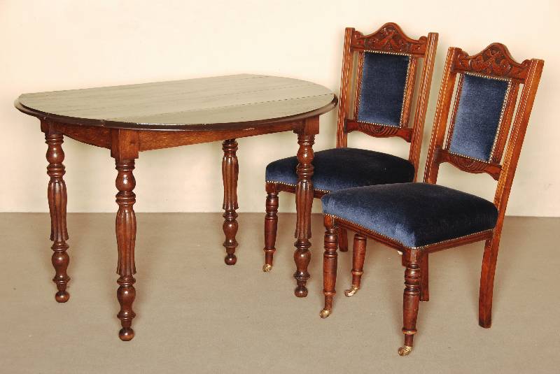 Klapptisch, wohl Belgien/England, um 1880/90, Eiche massiv, Eichefurnier, auf Mahagoni gebeizt, Beine mit reicher Drechselarbeit, in sich leicht ...
