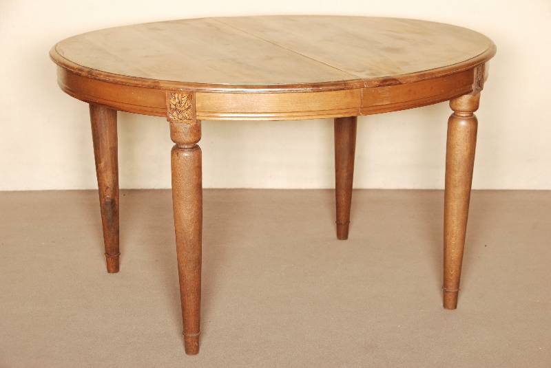 Ovaler Ausziehtisch, Elsaß/Lothringen, um 1910, Buche und Nußbaum massiv, Nußbaumfurnier, z.T. gespiegelt verlegt, Zarge mit Rosettendekor, ...