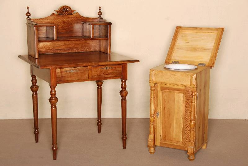 Schlafzimmer- bzw. NachtschrÄnkchen, deutsch, um 1870, mit integriertem Waschteil, Weichholz, Front auf Rahmen gearbeitet, aufgesetzte ...
