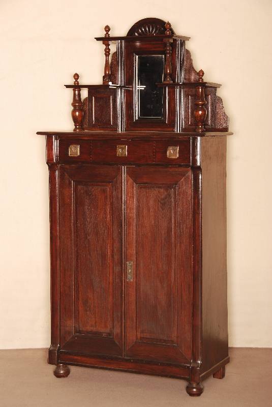 Vertiko, deutsch, um 1900/05, Korpus Weichholz, Front auf Rahmen gearbeitet, Eiche massiv, Eichefurnier, z.T. gespiegelt verlegt, Lisenen doppelt ...