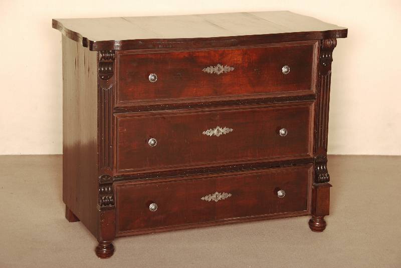 3-schÜbige Kommode, deutsch, um 1885/90, GrÜnderzeit, Korpus Weichholz, Lisenen 3-fach gerillt, aufgesetzte Schnitzereien in Voluten und ...