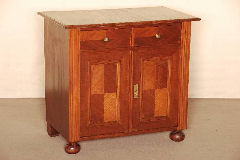 Halbschrank, deutsch, um 1900, historizistisch, Korpus Weichholz, Mahagonifurnier gespiegelt verlegt, bzw. Nußbaumfurnier auf Mahagoni gebeizt, ...