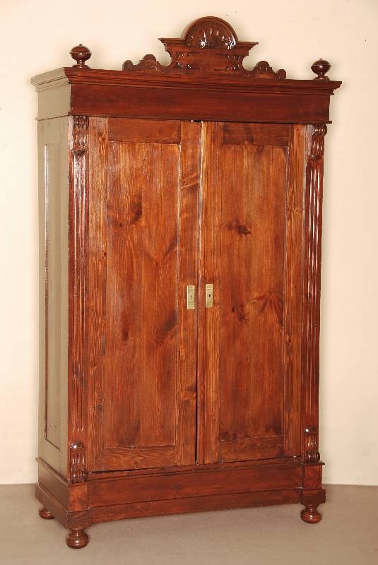 Schrank fÜr JungmÄdchenzimmer, deutsch, um 1900, Front und Seitn auf Rahmen gearbeitet, Kiefer massiv, dunkel gebeizt und lackiert, Lisenen ...