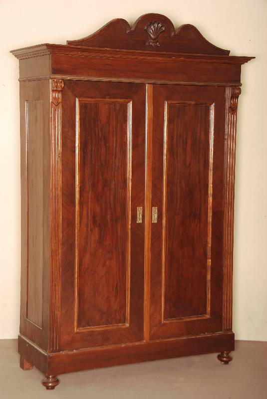 Schrank, deutsch, um 1880/90, GrÜnderzeit, 2-tÜrig, Korpus Weichholz, Wurzelnußfurnier gespiegelt verlegt, Lisenen 3-fach gerieft, aufgesetzte ...