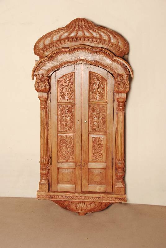 sogenannter Baldachinschrank, Nordindien, um 1900, Weichholz massiv, Inlets mit Lebensbaumdarstellung, Baldachin in Form von LotusblÜte, ...