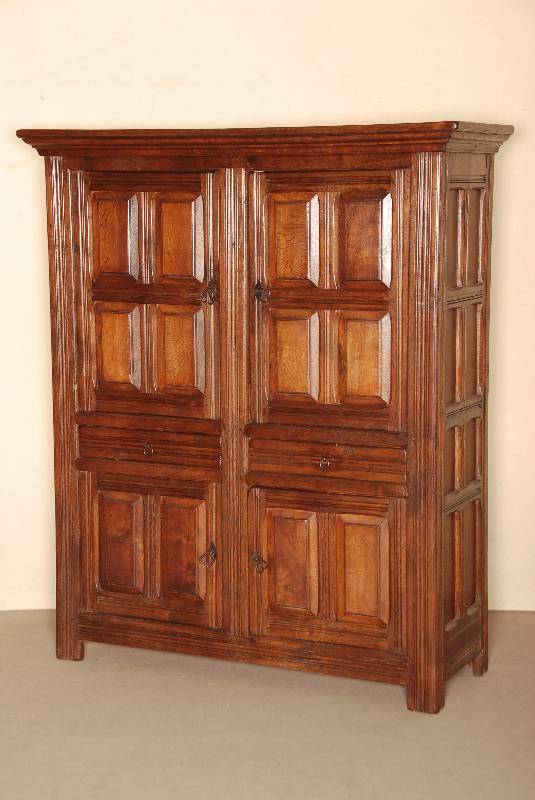 Schrank, deutsch, um 1920, Eiche massiv, RÜckwand Tischlerplatte, sogenannter Panelenschrank, Front 4-tÜrig mit 12 kassettierten FÜllungen und ...