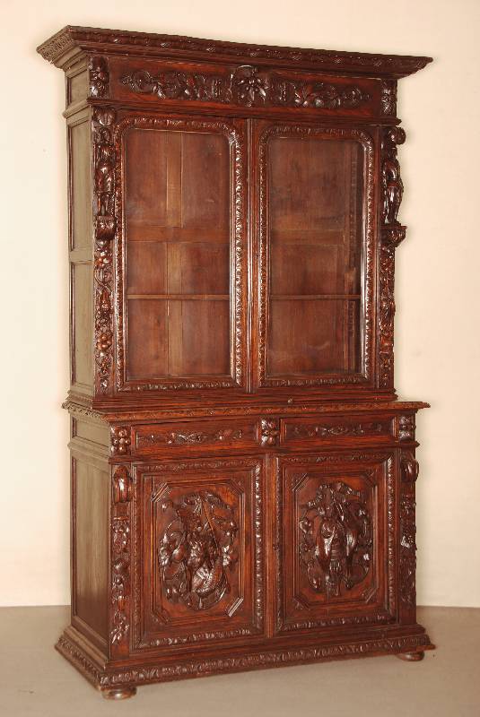Aufsatzbuffet, Frankreich, um 1870, Eiche auf KugelfÜßen, aufwendig vollplastisch geschnitzte Jagdmotive, an den Lisenen Holzplastiken in Form ...