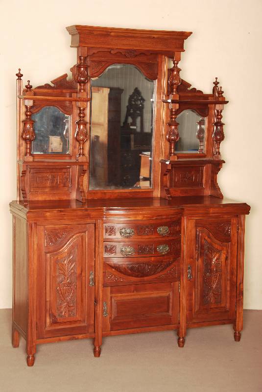 Prunkaufsatzschrank, England, um 1900, Mahagoni massiv, Jugendstil, Unterteil mit gedrechselten FÜßen, 3 TÜren mit kassetierten FÜllungen mit ...