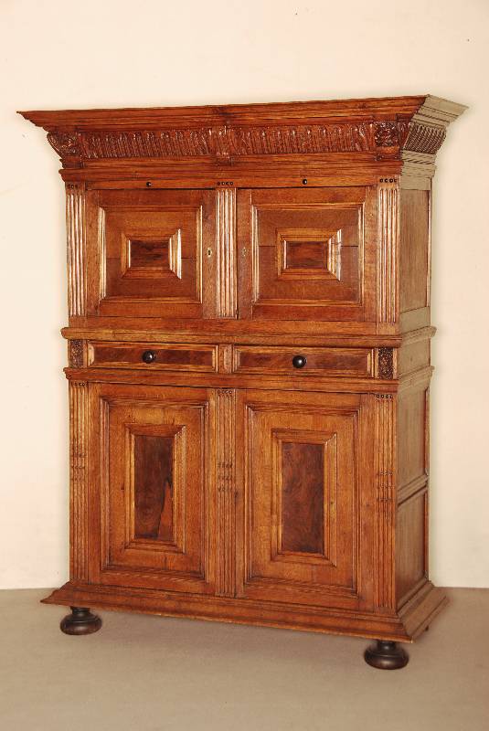 Schrank, Flandern, um 1880, Korpus Eiche massiv, z.T. furniert, auf gedrÜckten KugelfÜßen, schwere Fußleiste, 4-tÜrig, FÜllungen mit starker ...