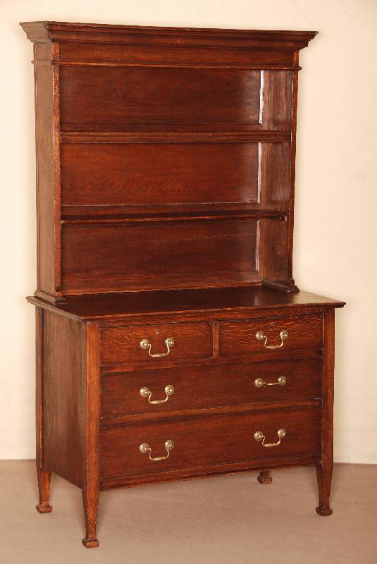 Kommode mit Tellerboardaufsatz, England, um 1910, Eiche massiv, eckige FÜße, 2 Schubladen, original BeschlÄge, Aufsatz mit zwei Ablagebrettern, ...
