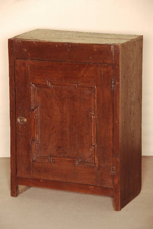Kleiner Brotschrank, deutsch, um 1800, ehemaliges EinbauschrÄnkchen, Eiche massiv, gerader Korpus mit eintÜriger FÜllung, verkrÖpft, innen mit ...