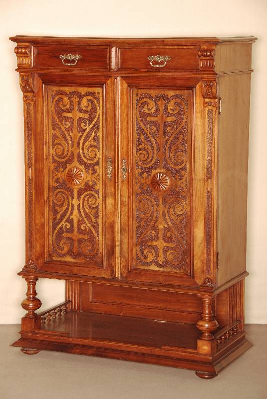 Stollenvertiko, deutsch, um 1880, Korpus Weichholz, Nußbaum furniert, z.T. massiv, auf gedrÜckten KugelfÜßen, schÖne Fußleiste, mehrfach ...