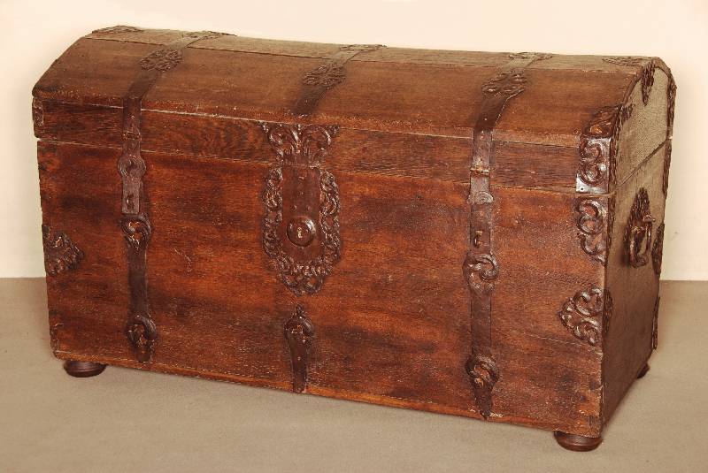 Brauttruhe, deutsch, um 1780, Eiche massiv, allseitig EisenbeschlÄge, z.T. graviert, Schmiedearbeit vom Feinsten, sehr aufwendige Verarbeitung, ...