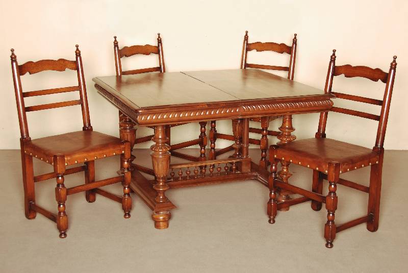 4 StÜhle, England, um 1900, Eiche massiv, gedrechselte Beine, verstrebt, RÜckenlehne bretterfÖrmig aufgebaut, Abschluß mit gedrechselten ...