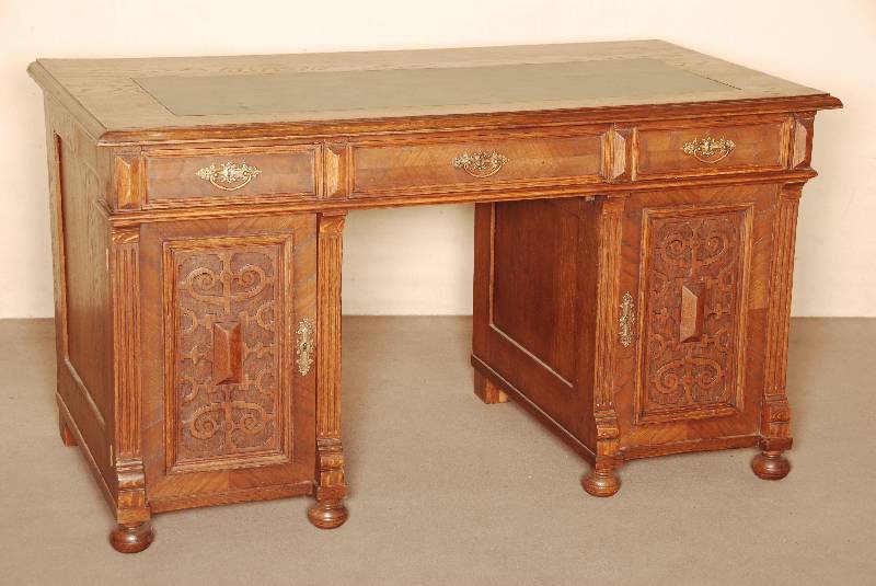Schreibtisch, deutsch, um 1880/90, Korpus Weichholz/Hartholz, Eichefurnier, z.T. gespiegelt verlegt, zum großen Teil auf Rahmen gearbeitet, ...