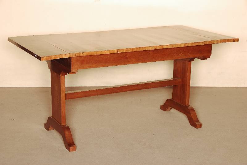 Eßtisch, DÄnemark, um 1920, seitlich abklappbar, im Biedermeierstil, Mahagoni massiv, Mahagonifurnier, seitlich mit Intarsien versehen, ...