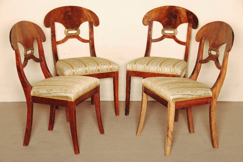 4 StÜhle, deutsch, um 1920, ArtDeco, Buche massiv, z.T. Mahagonifurnier, auf SÄbelbeinen, RÜckenlehnen oval, Bezug im Biedermeierstil, dieser ...