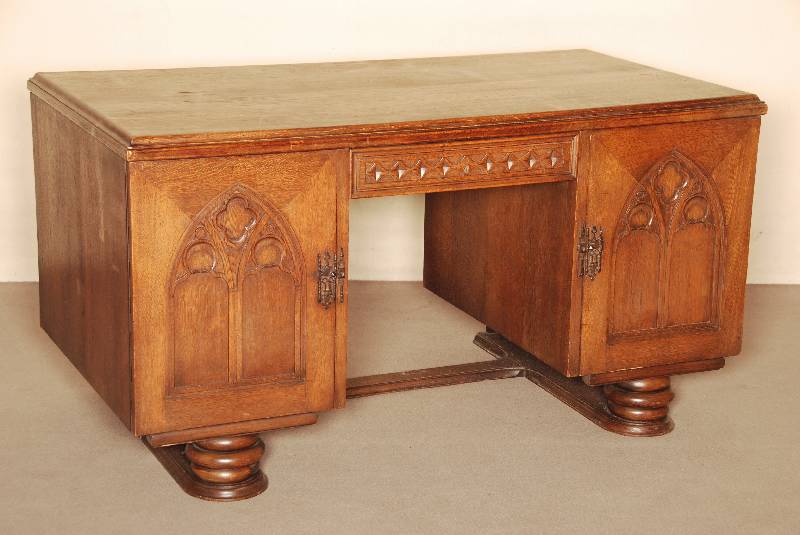 Schreibtisch, deutsch, um 1910, gothischer Stil, Korpus Weichholz, Eiche massiv, z.T. Eichefurnier, 2-tÜrig, FÜllungen in Kirchenfensterform, in ...