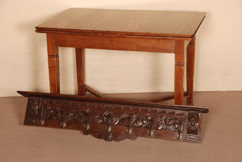 HÄngegarderobe, Holland, um 1870,, Eiche massiv, seitlich mit LÖwenkÖpfen geschnitzt, mittig mit Flachschnitzereien, vorstellend ...