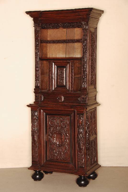 Aufsatzschrank, Holland, Anfang 18. Jhd., Eiche massiv, auf balusterfÖrmigen KugelfÜßen, schwere Fußleiste 8-fach gestuft, Lisenen geschnitzt ...