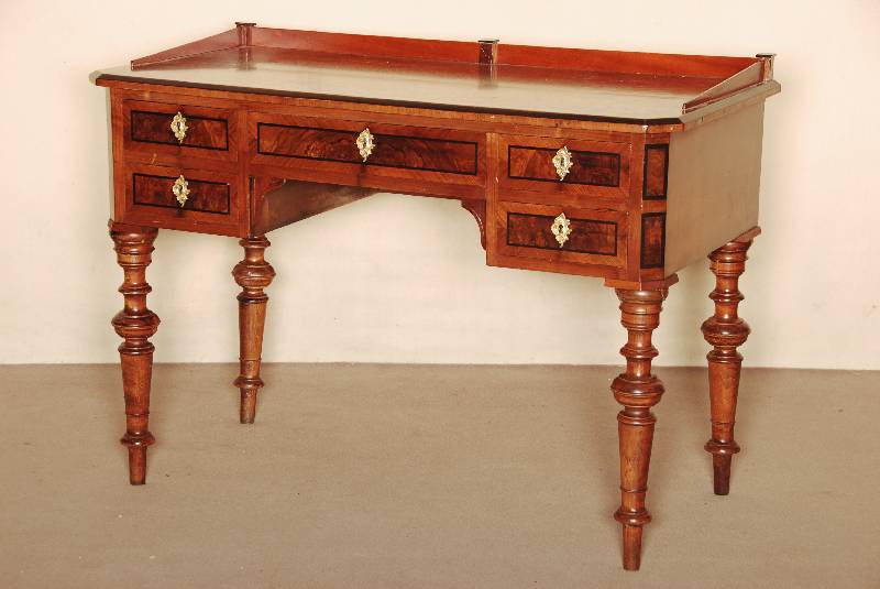Schreibtisch, deutsch, um 1870, Koprus Nußbaum, Weichholz, Nußbaum furniert, auf 4 gedrechselten Beinen, unter der Arbeitsplatte 5 Schubladen, ...