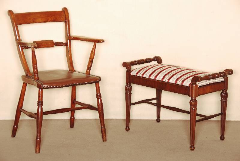 FußbÄnkchen bzw. Klavierhocker, England, um 1920, Edwardien, Mahagoni massiv, elegante Form, gedrechselte Beine, kanneliert und verstrebt, neu ...
