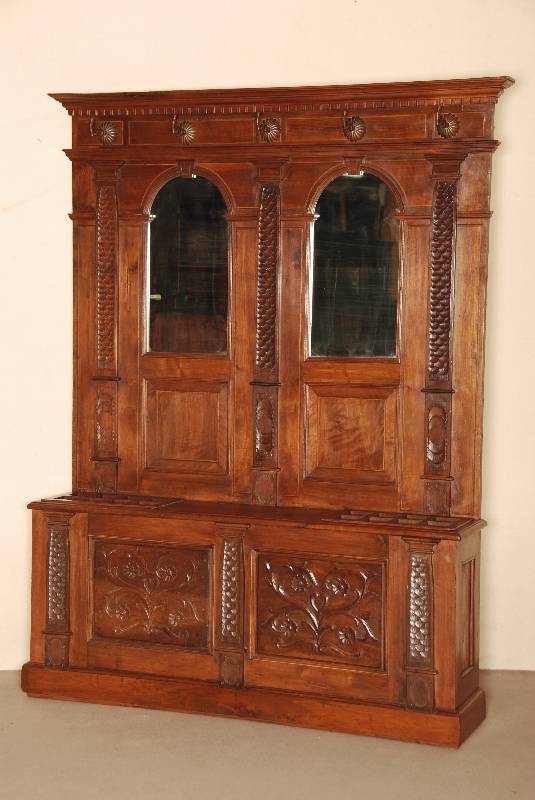 Garderobe, deutsch, um 1880, Nußbaum, z.T. furniert, unten mit kastenfÖrmigem SchirmstÄnder, Lisenen durchgehend geschuppt, FÜllungen mit ...