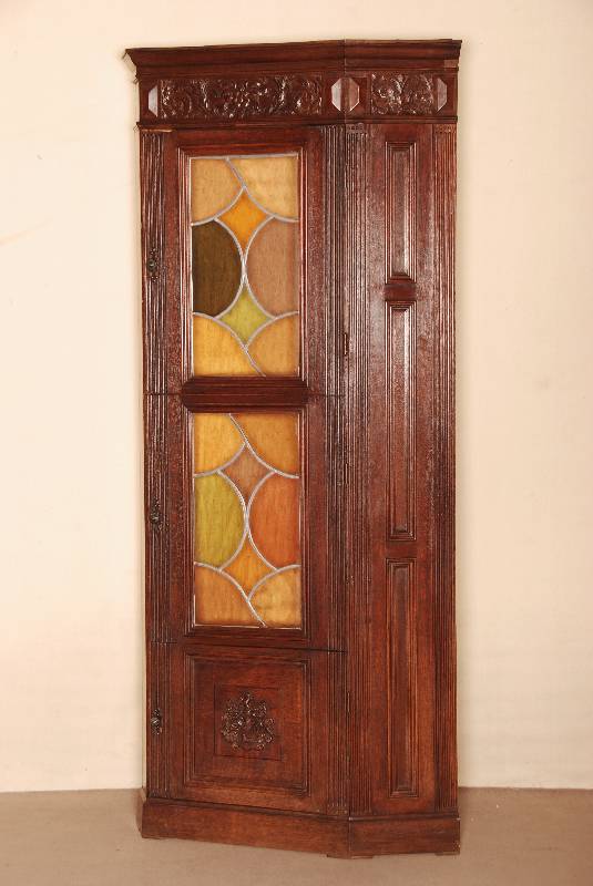 Eckschrank, Holland, um 1890, Eiche massiv, im Renaissancestil, Lisenen gerillt, Kopf mit aufwendiger Rocaillen- und Akanthusblattschnitzerei, ...