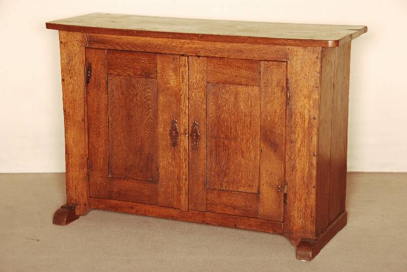 Anrichte, deutsch, um 1820, wohl Westfalen, Eiche massiv, Biedermeier, auf 2 Kufen, diese spÄter, 2-tÜrig, FÜllungen gerahmt, schwere ...
